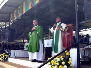 Monsignor Miglio e don Rotondo durante una celebrazione in Kenya